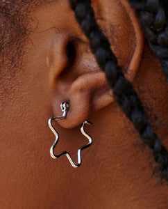 Wiggle hoop earring