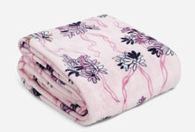 Load image into Gallery viewer, Vera Bradley Plush Throw Blanket
